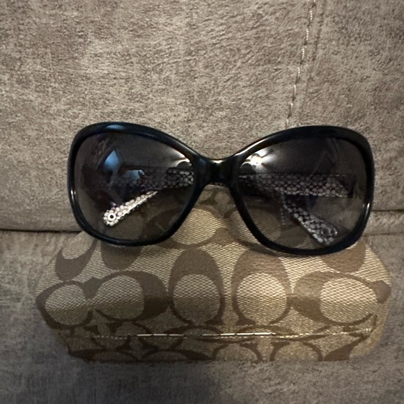 These coach sunglasses make a statement - Picture 1 of 3